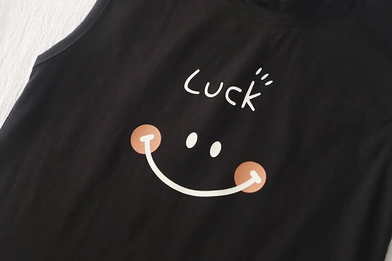 Printed shirt with west and cargo shorts